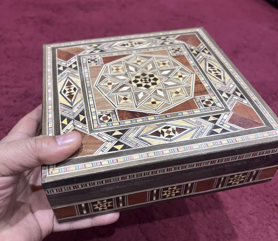 صندوق خشبي صناعة سورية مربع نقش ١٩ سم