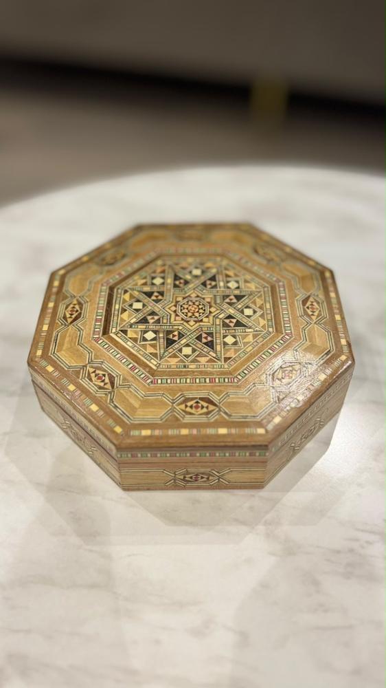صندوق خشبي صناعة سورية سداسي نقش ٢٠ سم