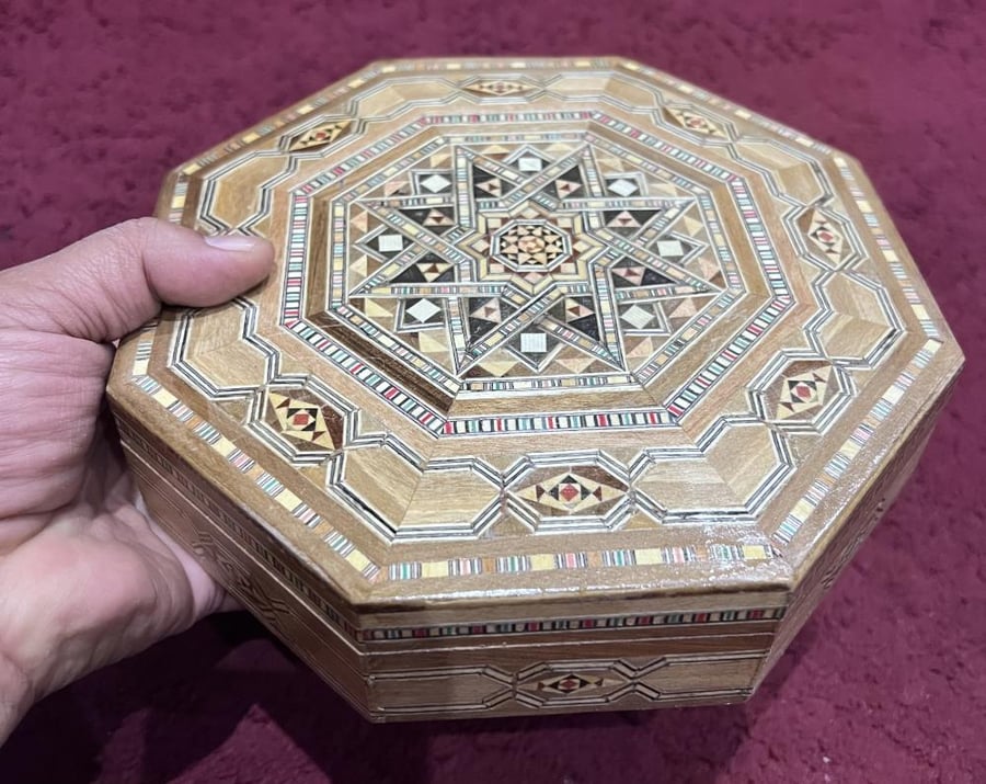 صندوق خشبي صناعة سورية سداسي نقش ٢٠ سم