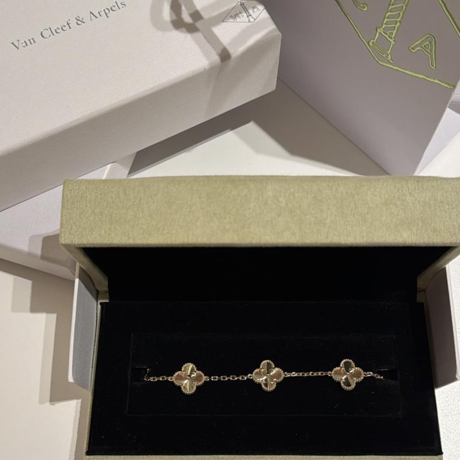 سوارة فان كليف اللون الذهبي بالملحقات