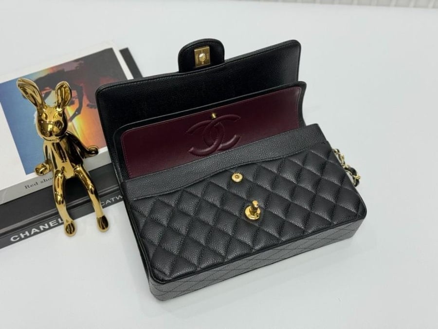 Chanel clasic flap size medium in real leather "جلد حقيقي"