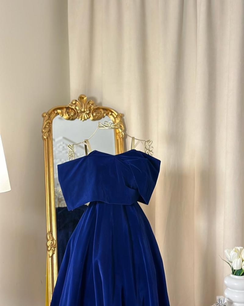فستان مخمل ازرق قصير من متجر Dressy house – لقطة جانبية للتنورة
