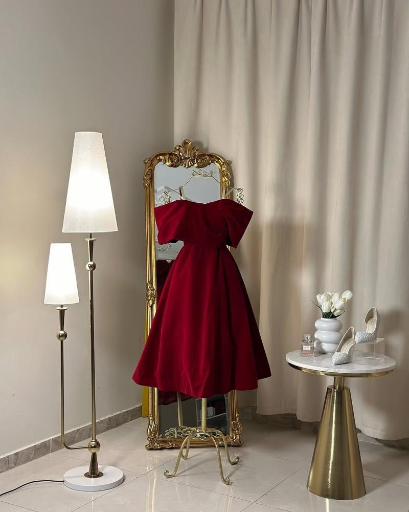 فستان مخمل احمر قصير من متجر Dressy house – على موديل بياقة أوف شولدر