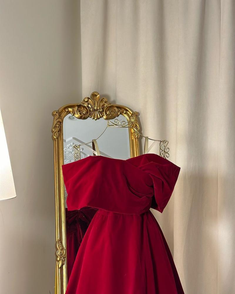 فستان مخمل احمر قصير من متجر Dressy house – على موديل بياقة أوف شولدر