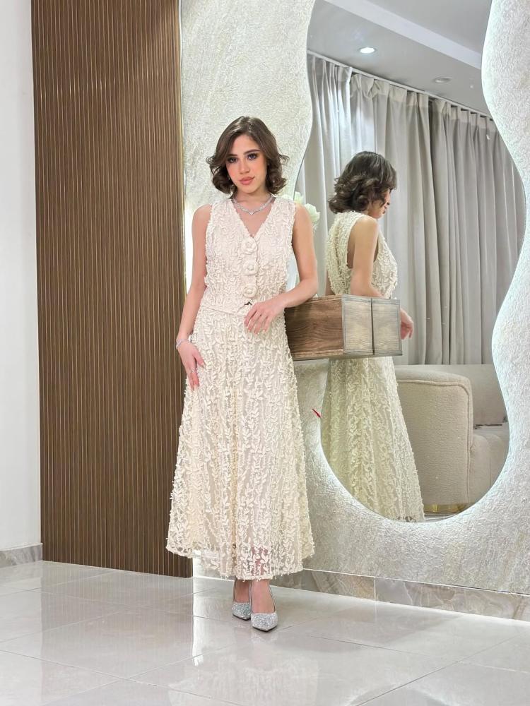فستان دانتيل سكري من متجر Dressy house – على موديل بالأبيض الكريمي
