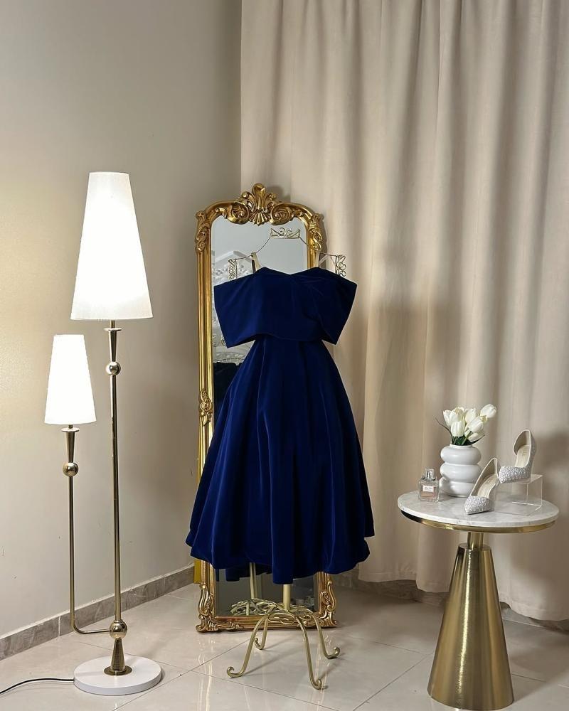 فستان مخمل ازرق قصير من متجر Dressy house – لقطة جانبية للتنورة
