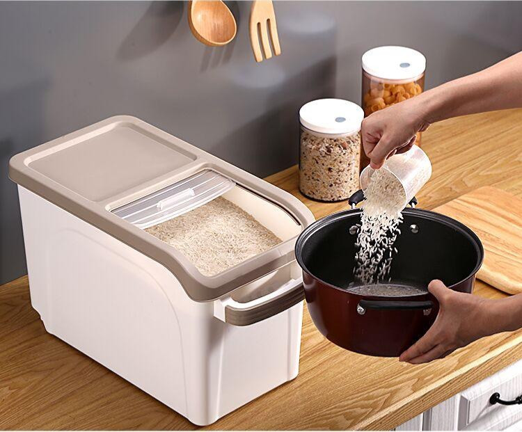 Rice storage box on wheels 15 kg with cup scoop