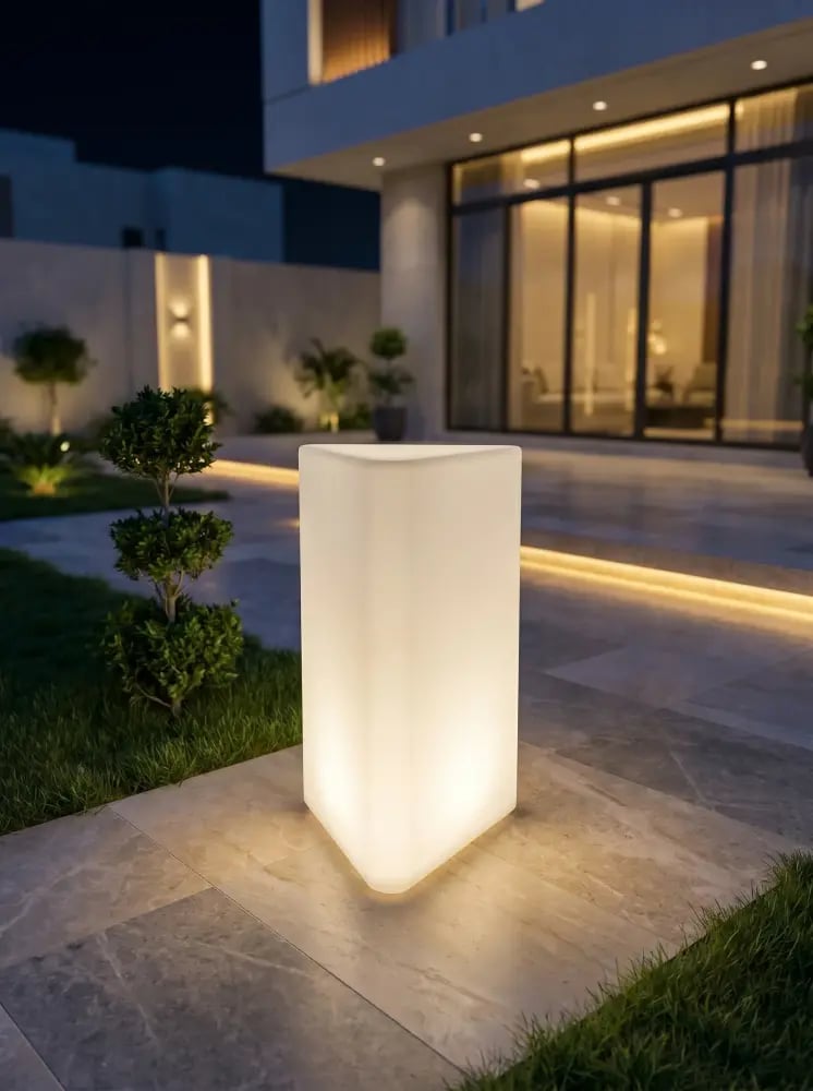 ستاند مثلث مودرن طولي وسط إضاءة LED