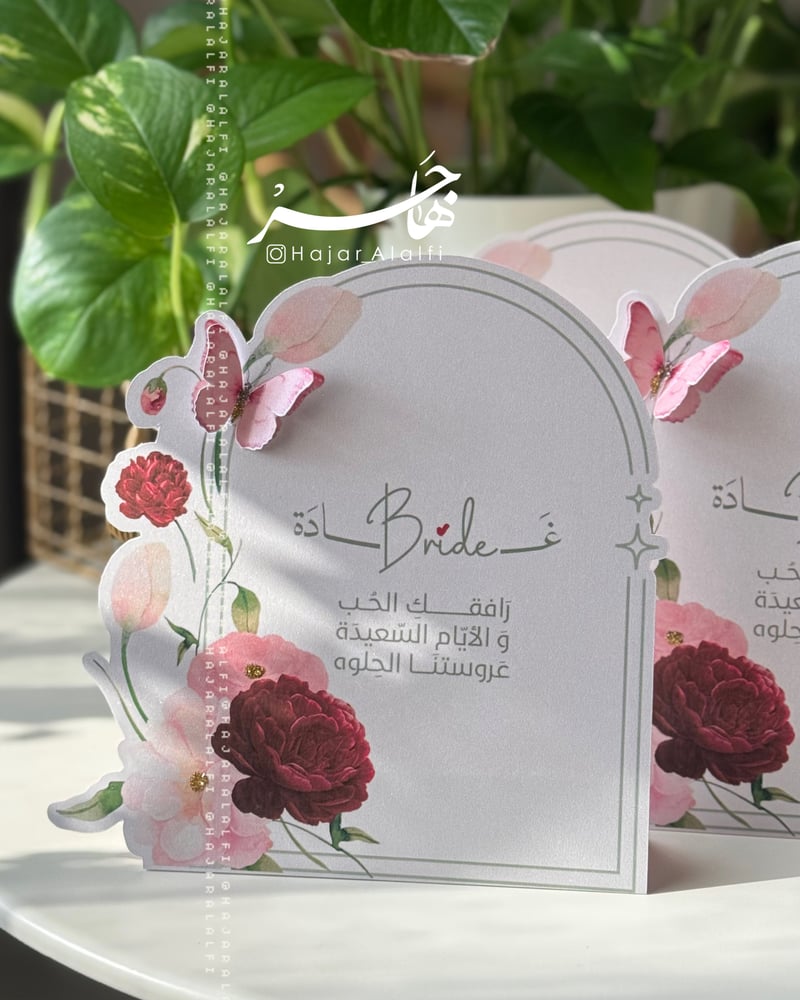 Table card in maroon and pink color