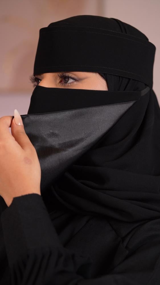 نقاب ملكي مبطن حرير أسود (مشبك)