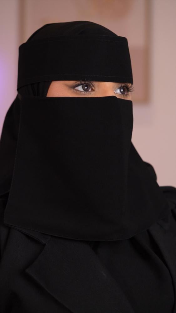 نقاب ملكي مبطن حرير أسود (مشبك)