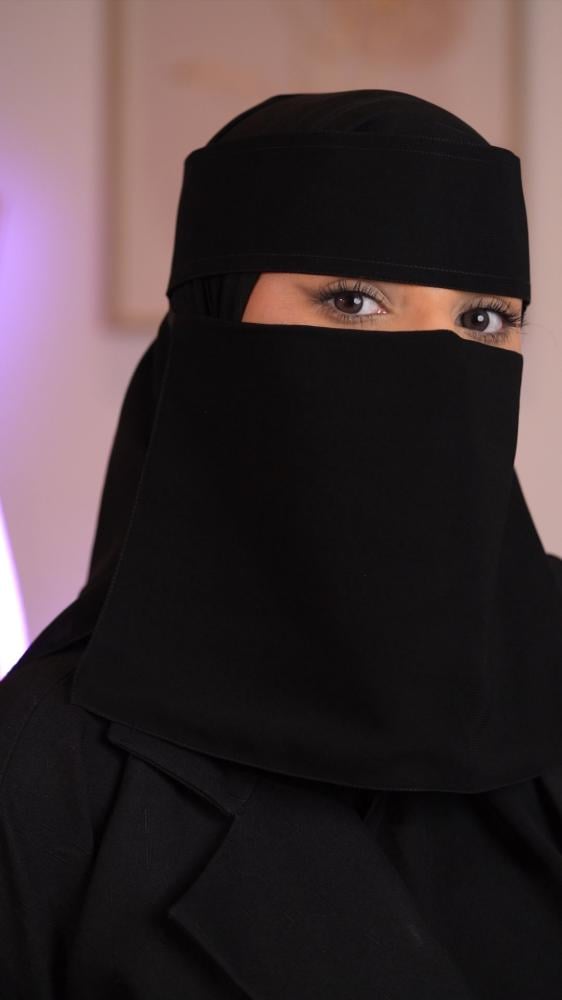نقاب ملكي مبطن حرير أسود (مشبك)