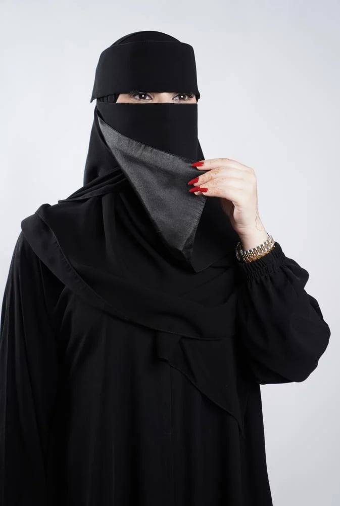 نقاب مبطن حرير أسود إسلامي (مشبك)