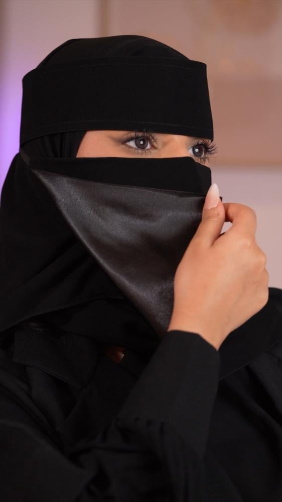 نقاب ملكي مبطن حرير أسود (مشبك)