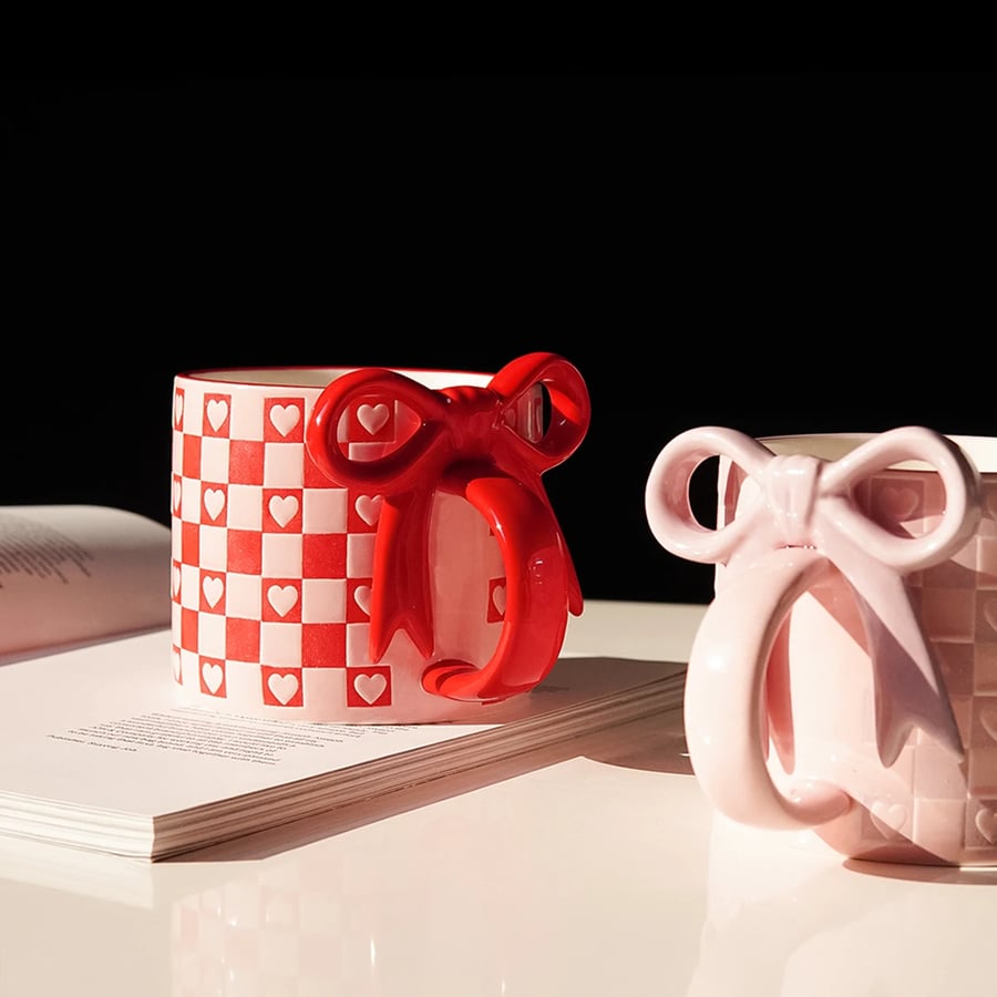 كوب سيراميك قلب بقوس بمقبض تصميم مميز