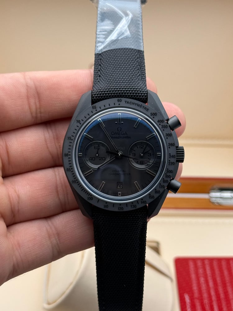 ساعة أوميغا سبيدماستر دارك سايد أوف ذا مون (Omega Speedmaster Moonwatch "Dark Side of the Moon")