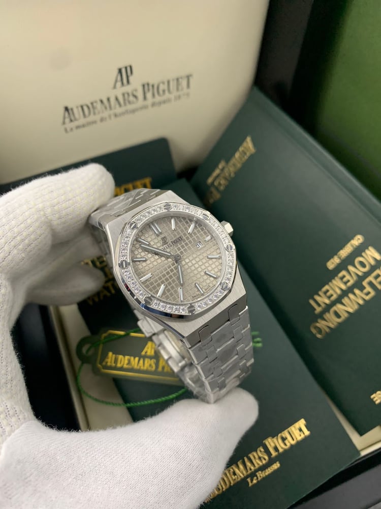 ساعة أوديمار بيغيه رويال أوك (Audemars Piguet Royal Oak) - إصدار نسائي