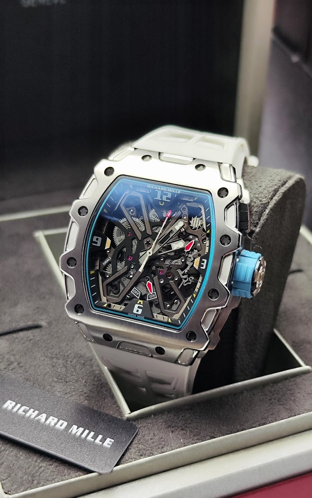 ساعة ريتشارد ميل (Richard Mille) هيكل فضي مع إطار وسير أبيض - تصميم رجالي فاخر