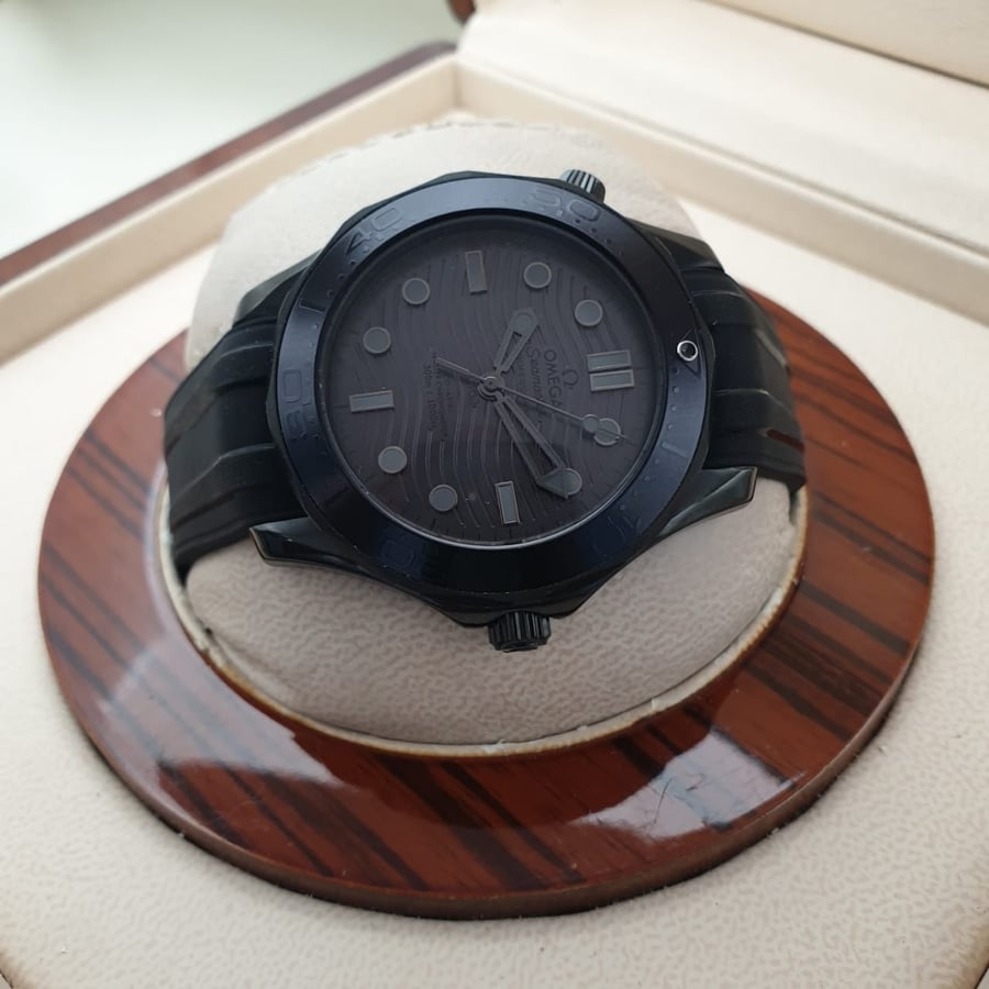 ساعة أوميغا سيماستر دايفر 300م السوداء بالكامل (Omega Seamaster Diver 300M All-Black