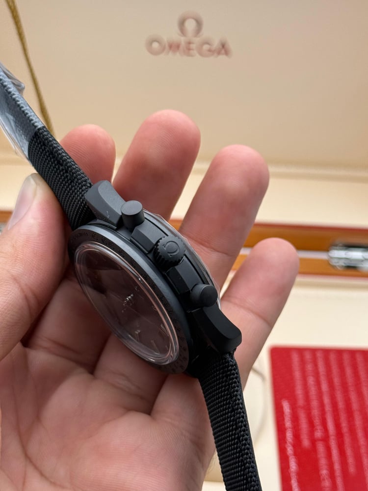 ساعة أوميغا سبيدماستر دارك سايد أوف ذا مون (Omega Speedmaster Moonwatch "Dark Side of the Moon")