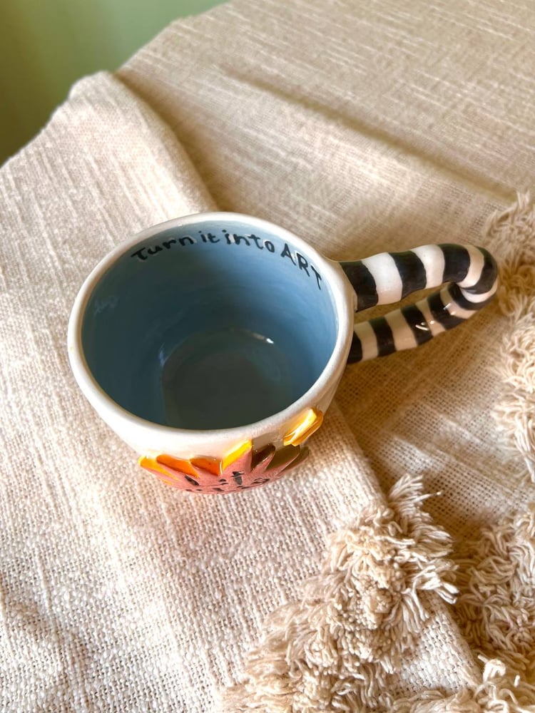 كوب بعبارة (انا فنان)