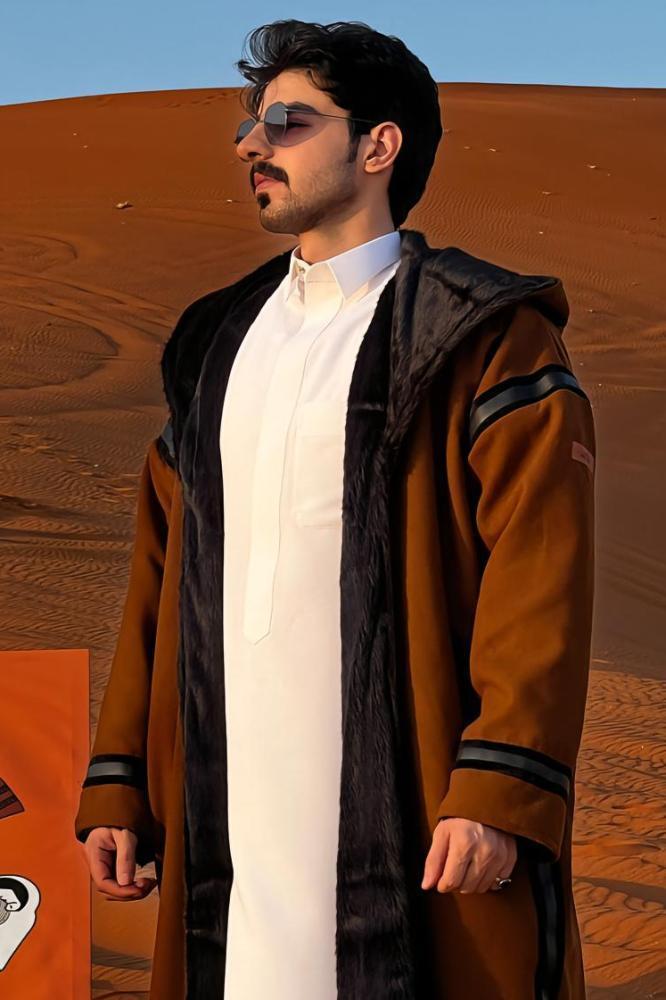 فروة كلاسيكي مطرزة بمخمل وجلد