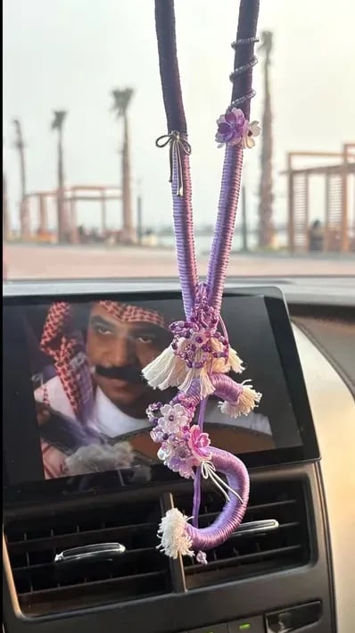 تعليقة مراية سيارة بحرف