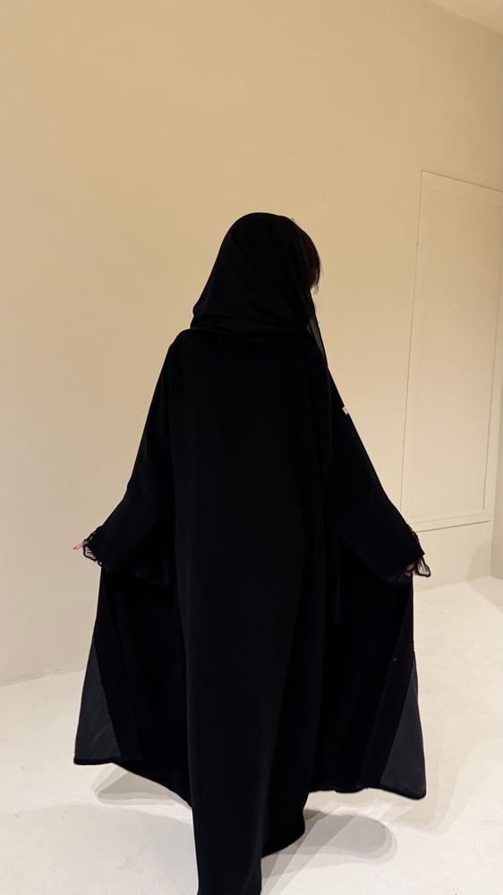 عهد — عباية نصف كلوش بقماش كريب ياباني