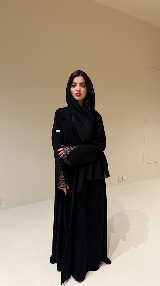 عهد — عباية نصف كلوش بقماش كريب ياباني