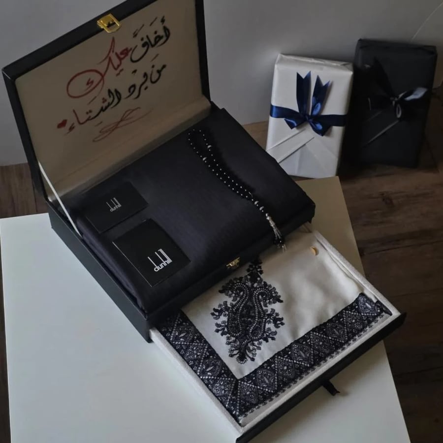 بوكس هدايا شتوي فاخر بدرجين وتغليف هدية أنيق