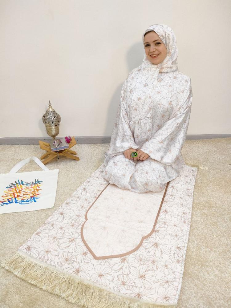 طقم صلاة مكون من سجادة وشرشف صلاة مغاط ومسبحة