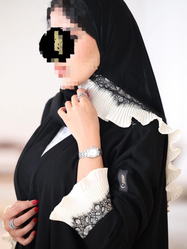 عباية رازان رقمها L65 قماش ملكي انسيابي عملي سواد فاحم. الأسفل قماش كسرات اوف وايت
