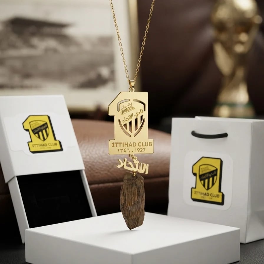 تعليقة شعار نادي الاتحاد الفاخرة مع قطعة عود طبيعي والاسم حسب الطلب