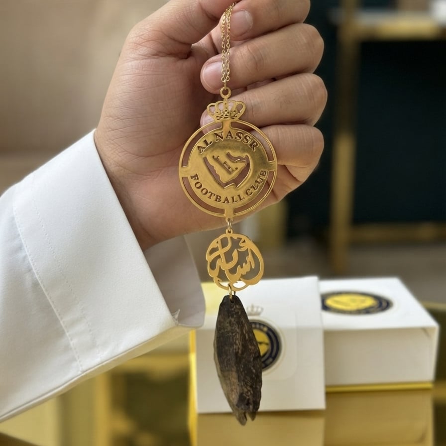 تعليقة شعار نادي النصر  الفاخرة مع قطعة عود طبيعي والاسم حسب الطلب