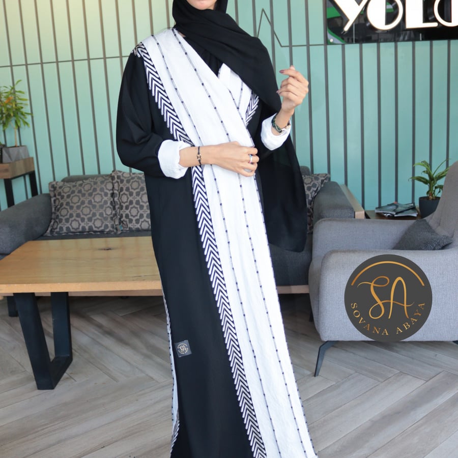 عباية قماش كريب ملكي بتطريز امامي وخلفي ناعم ملفت