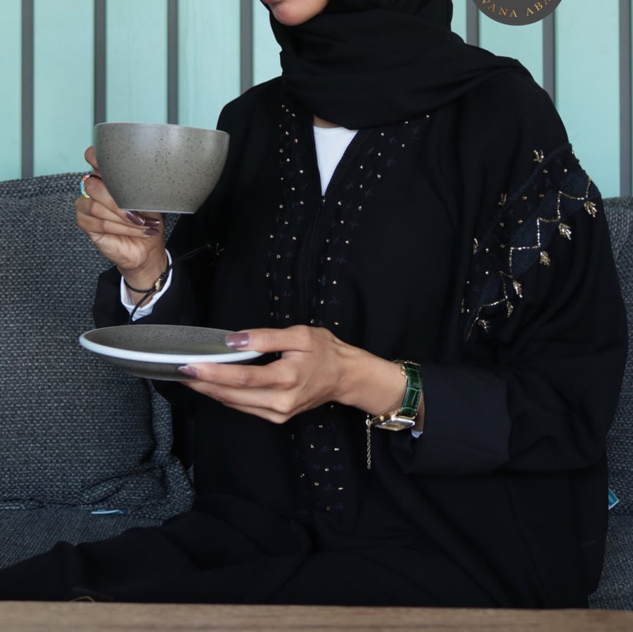 عباية قماش كريب ملكي  بتطريز اسود وذهبي فاخر