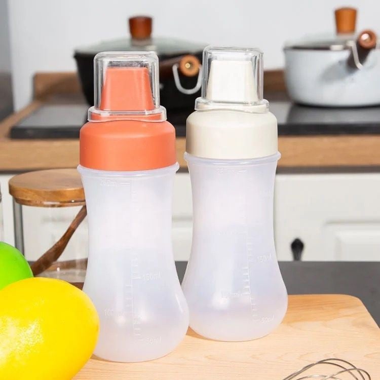 Ketchup and mayonnaise containers (two pieces)