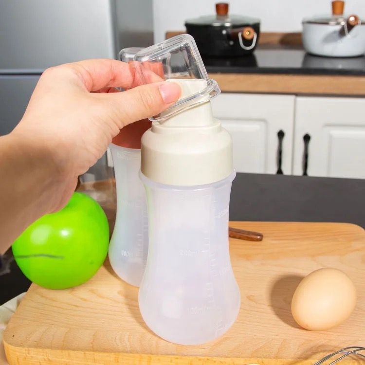 Ketchup and mayonnaise containers (two pieces)