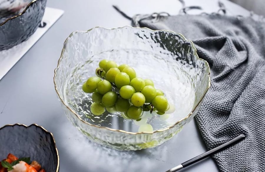 A round fruit plate in various sizes