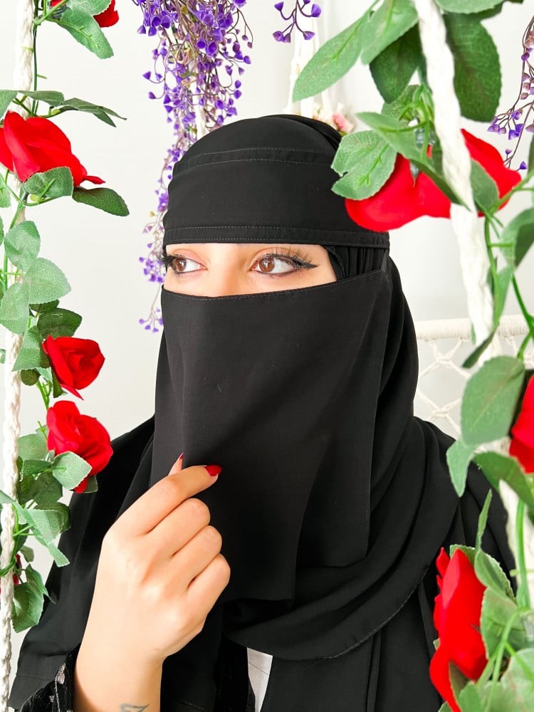 نقاب وسط مغاط واحد