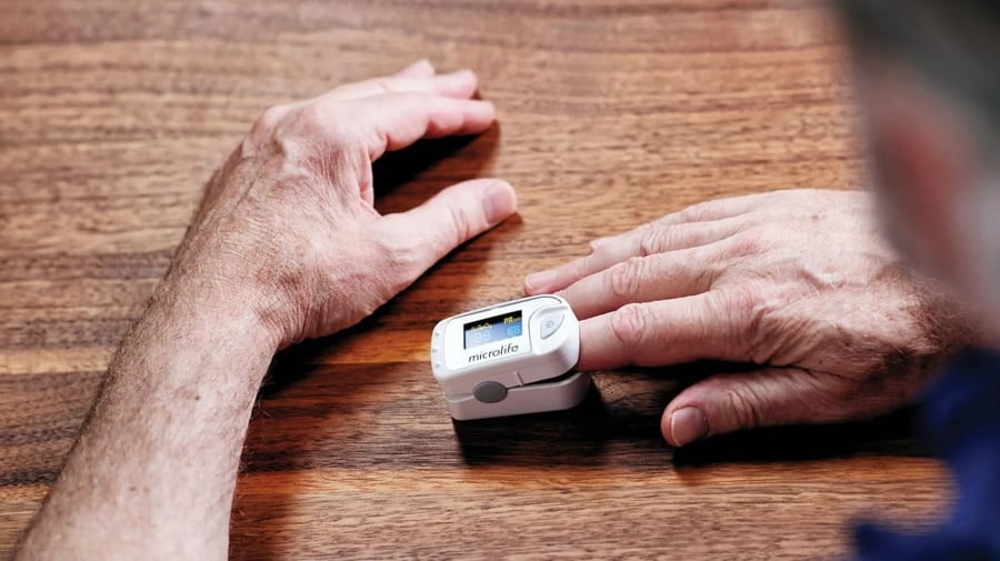 جهاز قياس نسبة الاكسجين فى الدم ونبضات القلب من مايكرولايف - Pulse Oximeter Microlife OXY 300