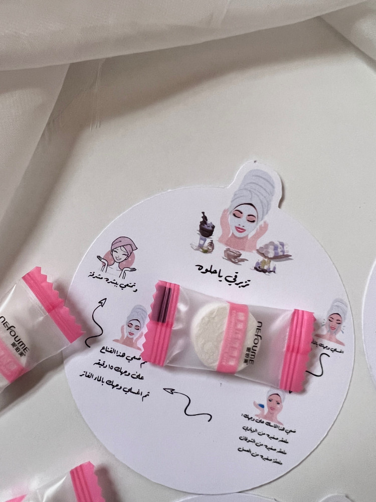 ثيم عناية مع ماسك الوجه