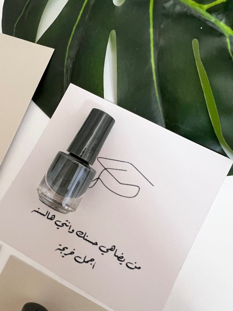 ثيم قبعة تخرج مع مناكير بالاسم