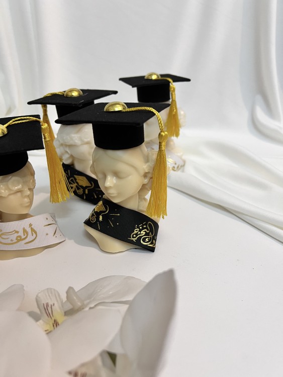 شمع معطرة مع قبعه تخرج