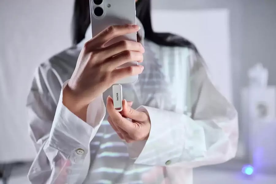 فلاش ميموري SanDisk للهواتف مزود بمنفذ USB-C™ - سعة 64 جيجابايت (أبيض)