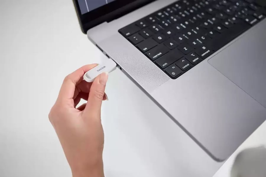 فلاش ميموري SanDisk للهواتف مزود بمنفذ USB-C™ - سعة 64 جيجابايت (أبيض)
