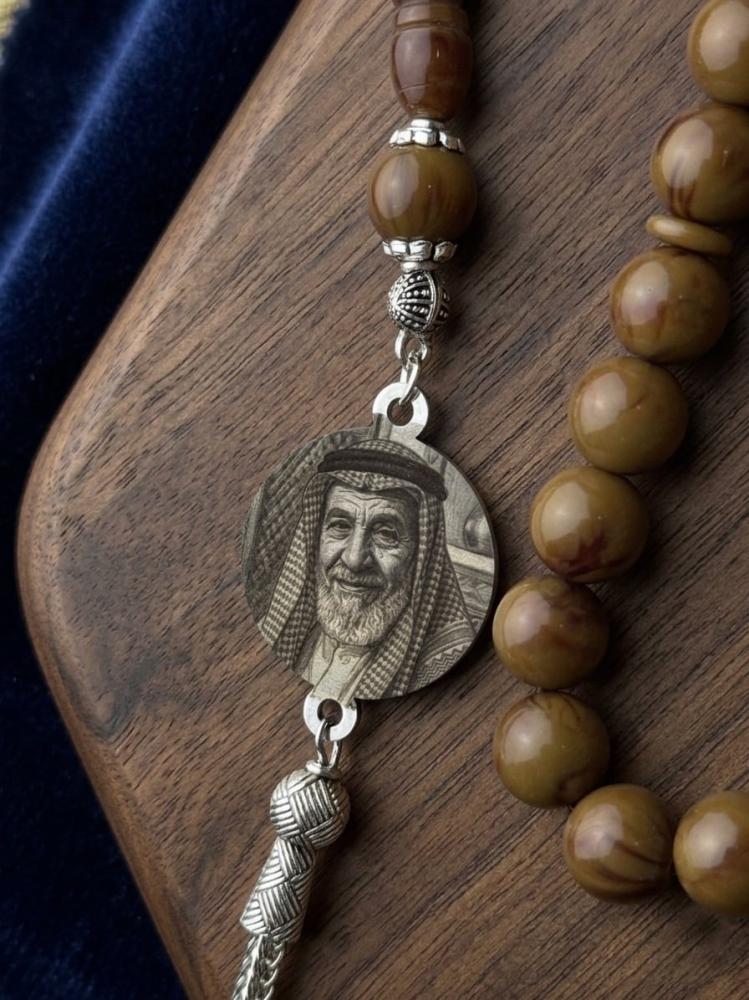 سبحة بصورة واسم من تحب