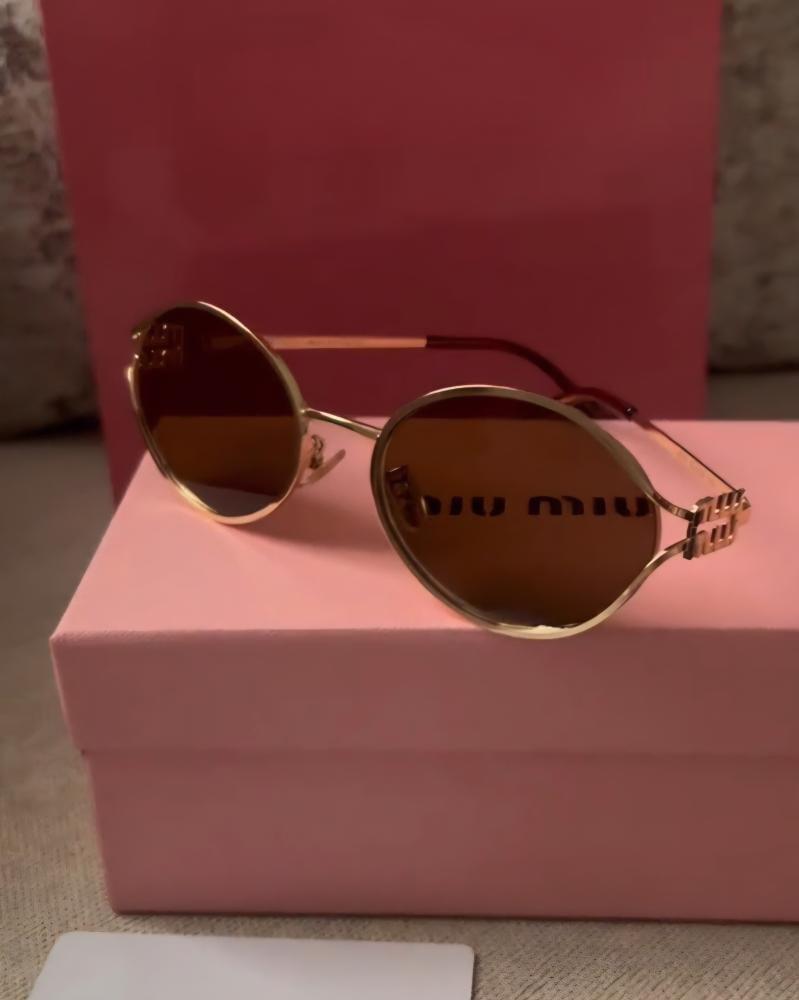 نظارة نسائية ميو ميو miu miu النظارة تأتي مع الملحقات