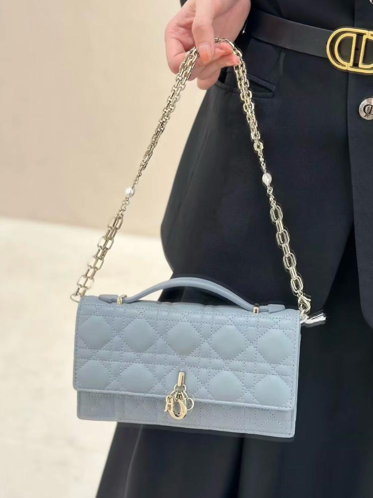 ديور   Miss Dior.  المقاس العرض 21cm.  الارتفاع 11cm العمق 4.5cm