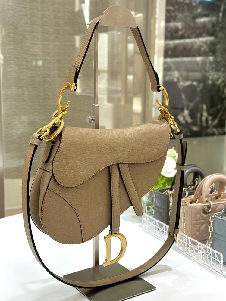 ديور saddle bag  المقاس العرض 25.5cm الارتفاع 20cm العمق 6.5cm
